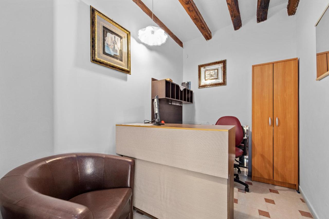 Pula Hostel Bagian luar foto