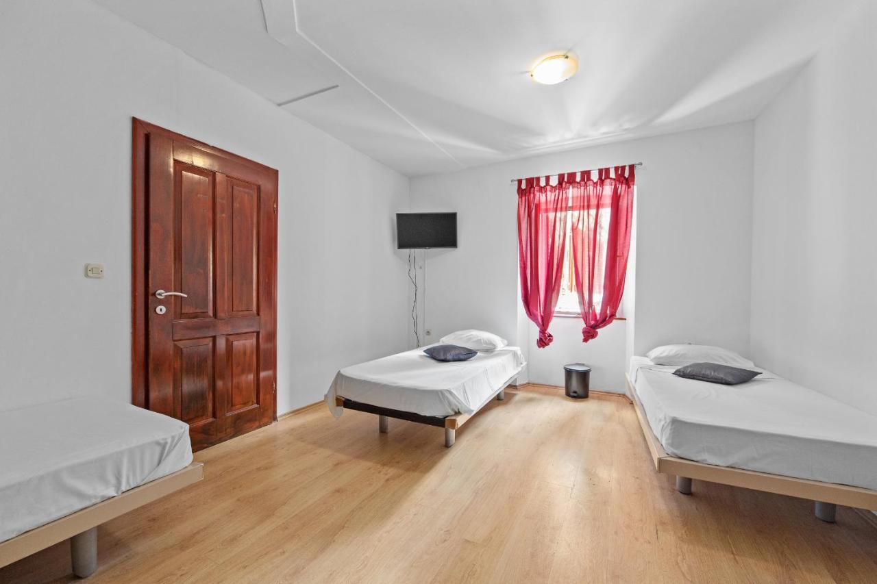 Pula Hostel Bagian luar foto