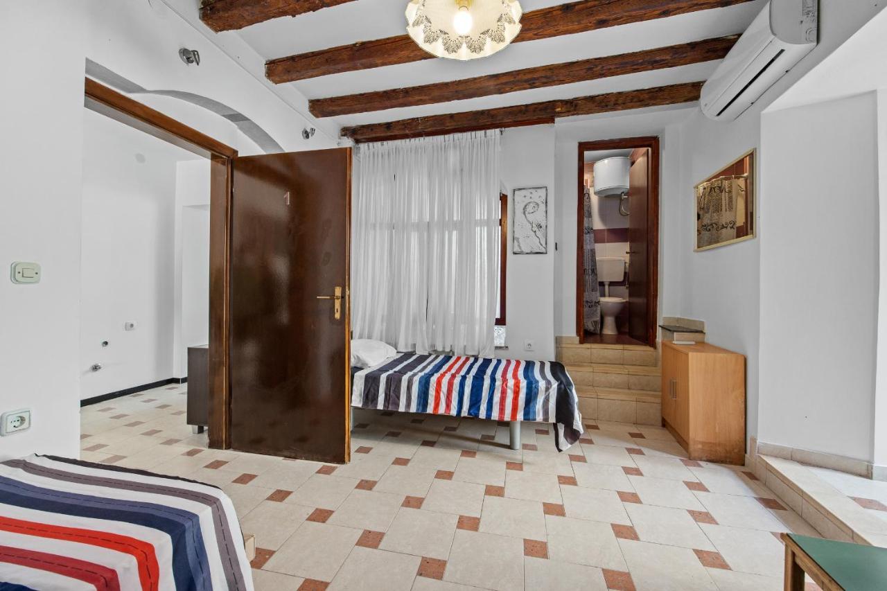 Pula Hostel Bagian luar foto